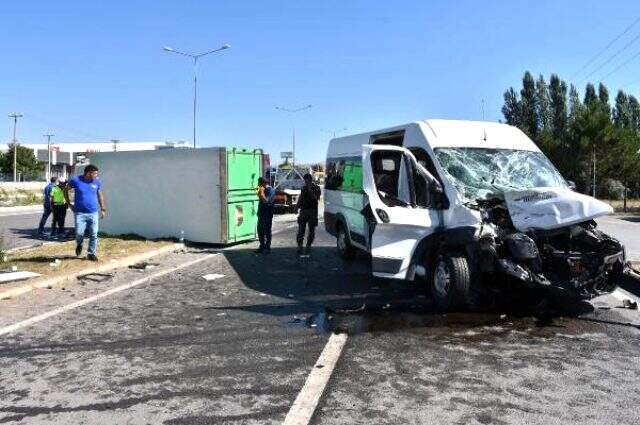 Özel harekatçıların minibüsü kamyonetle çarpıştı: 4'ü polis, 6 yaralı