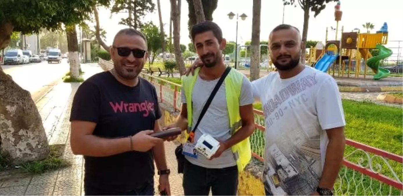 Parkomat görevlisi bulduğu cüzdanı sahibine teslim etti