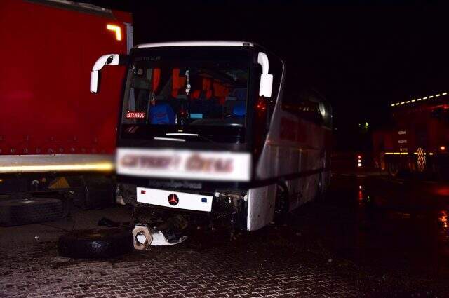 Yolcu otobüsü TIR'a çarptı: 17 yaralı