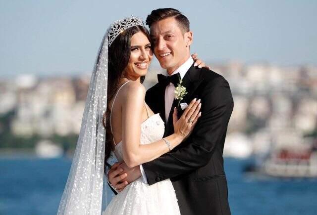 Bıçaklı saldırıya uğrayan Mesut Özil, eşi Amine Gülşe'ye özel koruma tuttu