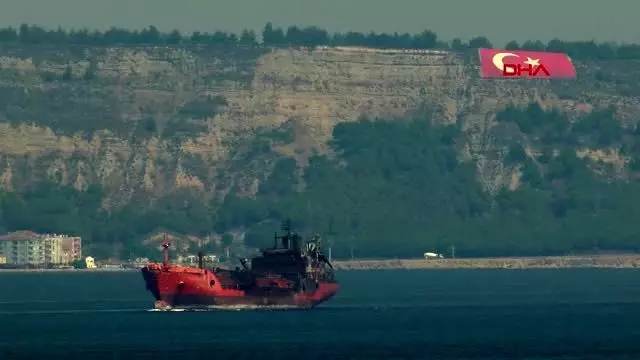ÇANAKKALE KERÇ BOĞAZI'NDAKİ YANGINDA ZARAR GÖREN GEMİ, ÇANAKKALE BOĞAZI'NDAN GEÇİRİLDİ