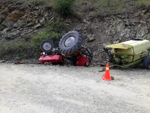 Devrilen traktörün altında kalarak öldü Devrilen traktörün altında kalarak öldü