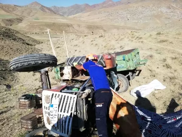 Devrilen traktörün sürücüsü öldü