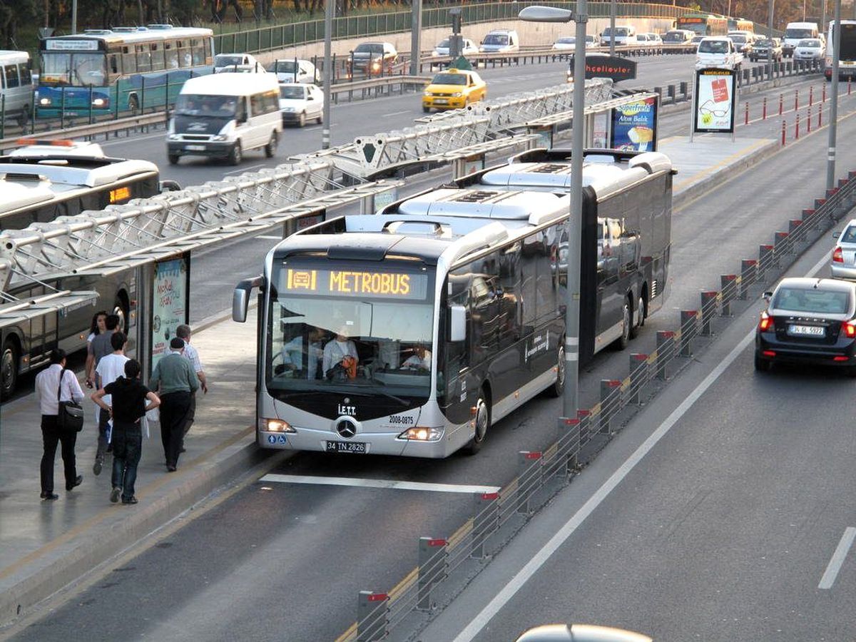 Metrobüste 14 yaşındaki kızı taciz eden sapığı vatandaşlar yakaladı