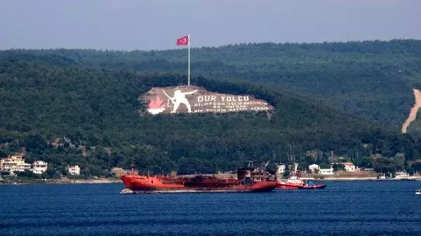 Kerç Boğazı'ndaki yangında zarar gören gemi, Çanakkale Boğazı'ndan geçirildi