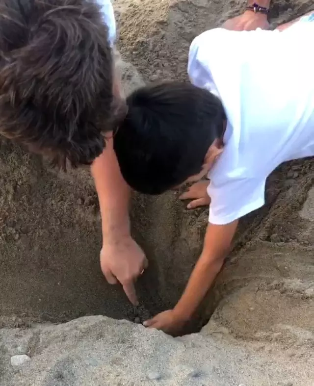 Kıvanç Tatlıtuğ, küçük Can ile caretta carettaları denize kavuşturdu Kıvanç Tatlıtuğ, küçük Can ile caretta carettaları denize kavuşturdu