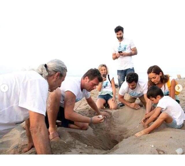 Kıvanç Tatlıtuğ ve ünlü oyuncular caretta carettaları denize kavuşturdu
