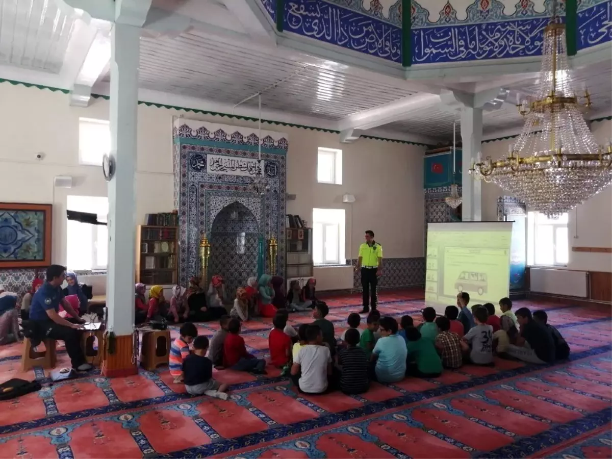 Kuran kursu öğrencilerine trafik eğitimi