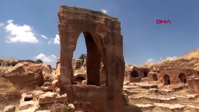 MARDİN'DE HALKA AÇIK SERGİLENEN 1500 YILLIK TOPLU MEZARLIK MARDİN'DE HALKA AÇIK SERGİLENEN 1500 YILLIK TOPLU MEZARLIK