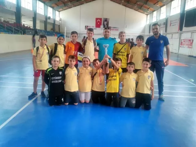 Şampiyon miniklerin Gençlik ve Spor Müdürlüğü ziyareti Şampiyon miniklerin Gençlik ve Spor Müdürlüğü ziyareti