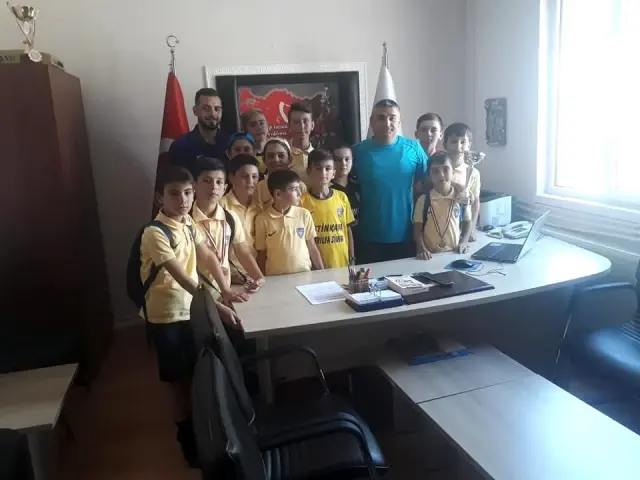 Şampiyon miniklerin Gençlik ve Spor Müdürlüğü ziyareti Şampiyon miniklerin Gençlik ve Spor Müdürlüğü ziyareti
