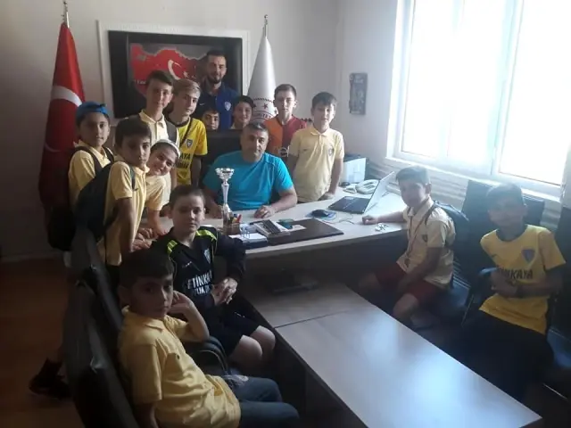 Şampiyon miniklerin Gençlik ve Spor Müdürlüğü ziyareti Şampiyon miniklerin Gençlik ve Spor Müdürlüğü ziyareti