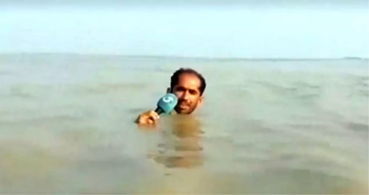 Sel sularının içinde haber sunan Pakistanlı muhabir sosyal medyada gündem oldu