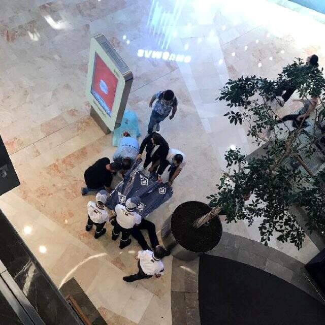 Talihsiz adam, AVM'de gezerken 15 metre yüksekten zemin kata kafa üstü düştü!