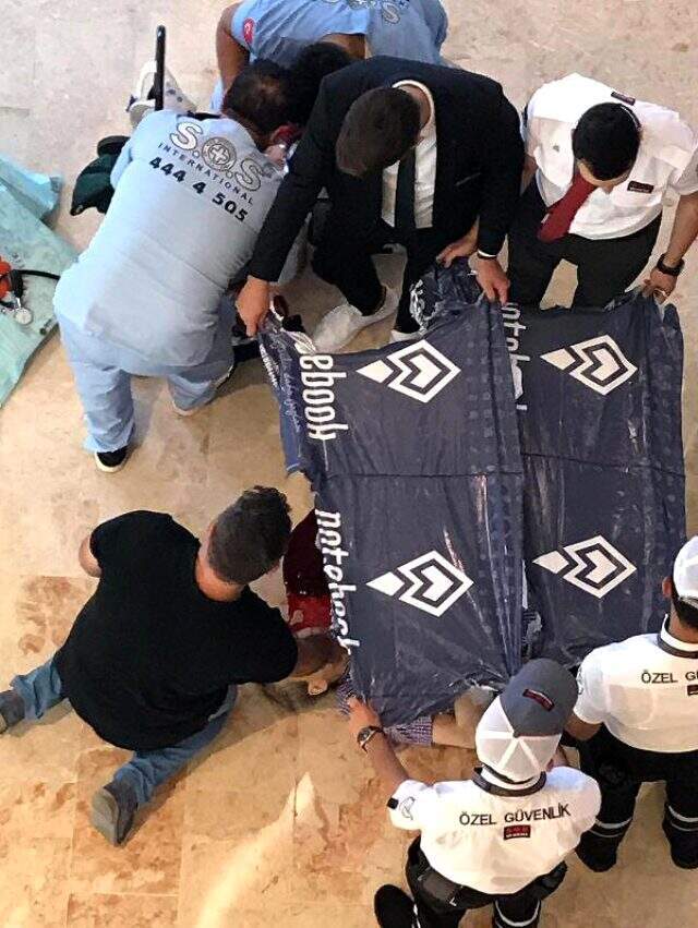 Talihsiz adam, AVM'de gezerken 15 metre yüksekten zemin kata kafa üstü düştü!