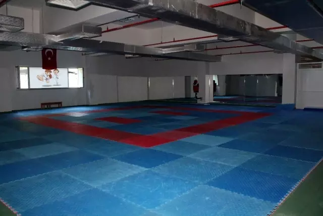 Yalova 90. Yıl Spor Salonu yeni sezona hazırlanıyor Yalova 90. Yıl Spor Salonu yeni sezona hazırlanıyor