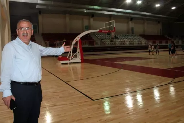 Yalova 90. Yıl Spor Salonu yeni sezona hazırlanıyor Yalova 90. Yıl Spor Salonu yeni sezona hazırlanıyor