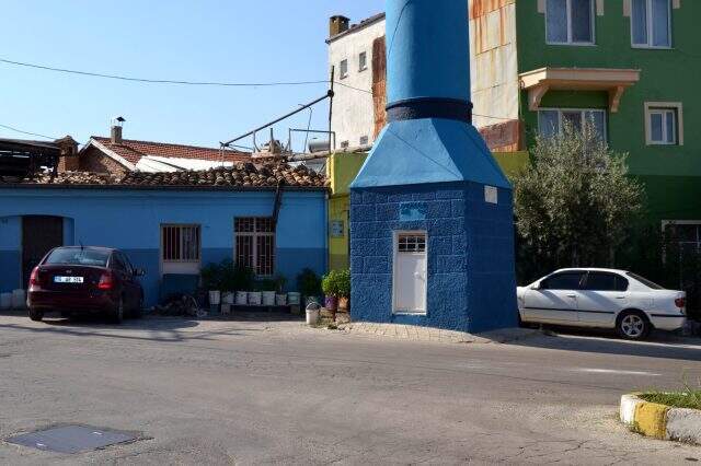 Yol ortasında kalan minare görenleri şaşkına çeviriyor