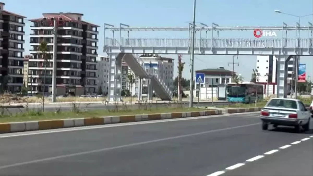 Adıyaman'da şaşırtan üst geçit... Geçidin bir ayağı tarlaya diğer ayağı oto galerinin bahçesine...