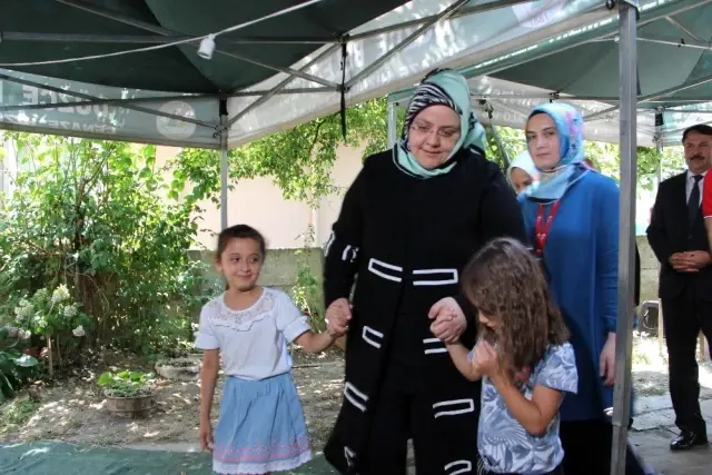 Bakan Selçuk, selde kurtulan gençleri ziyaret etti Bakan Selçuk, selde kurtulan gençleri ziyaret etti