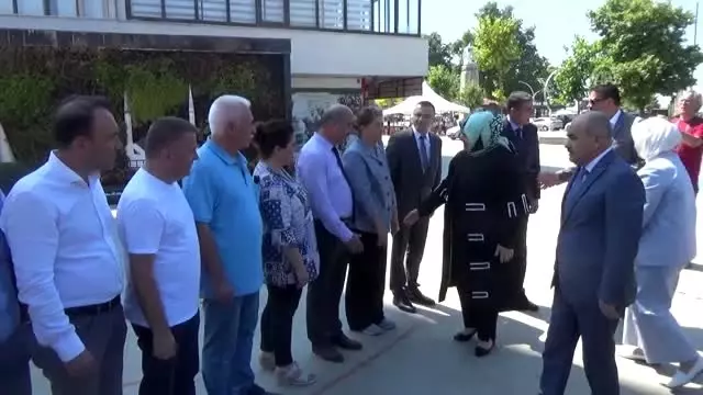 Bakan Selçuk'tan selden zarar gören esnafa ziyaret Bakan Selçuk'tan selden zarar gören esnafa ziyaret