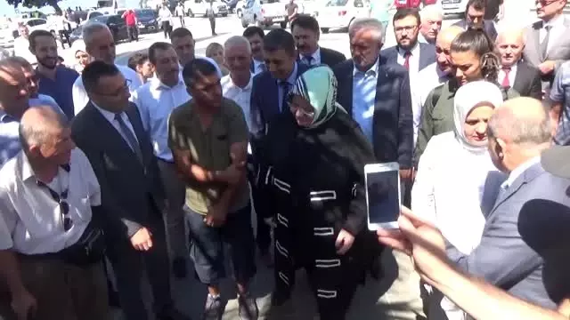 Bakan Selçuk'tan selden zarar gören esnafa ziyaret Bakan Selçuk'tan selden zarar gören esnafa ziyaret