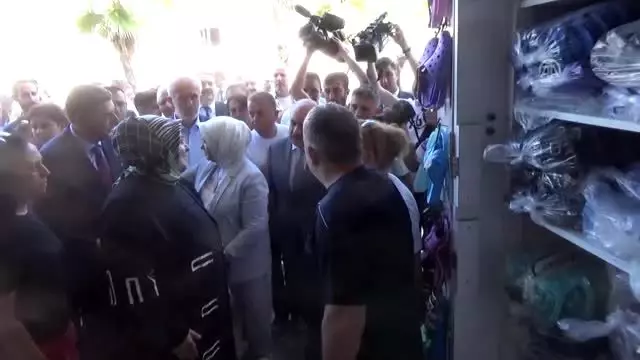 Bakan Selçuk'tan selden zarar gören esnafa ziyaret Bakan Selçuk'tan selden zarar gören esnafa ziyaret