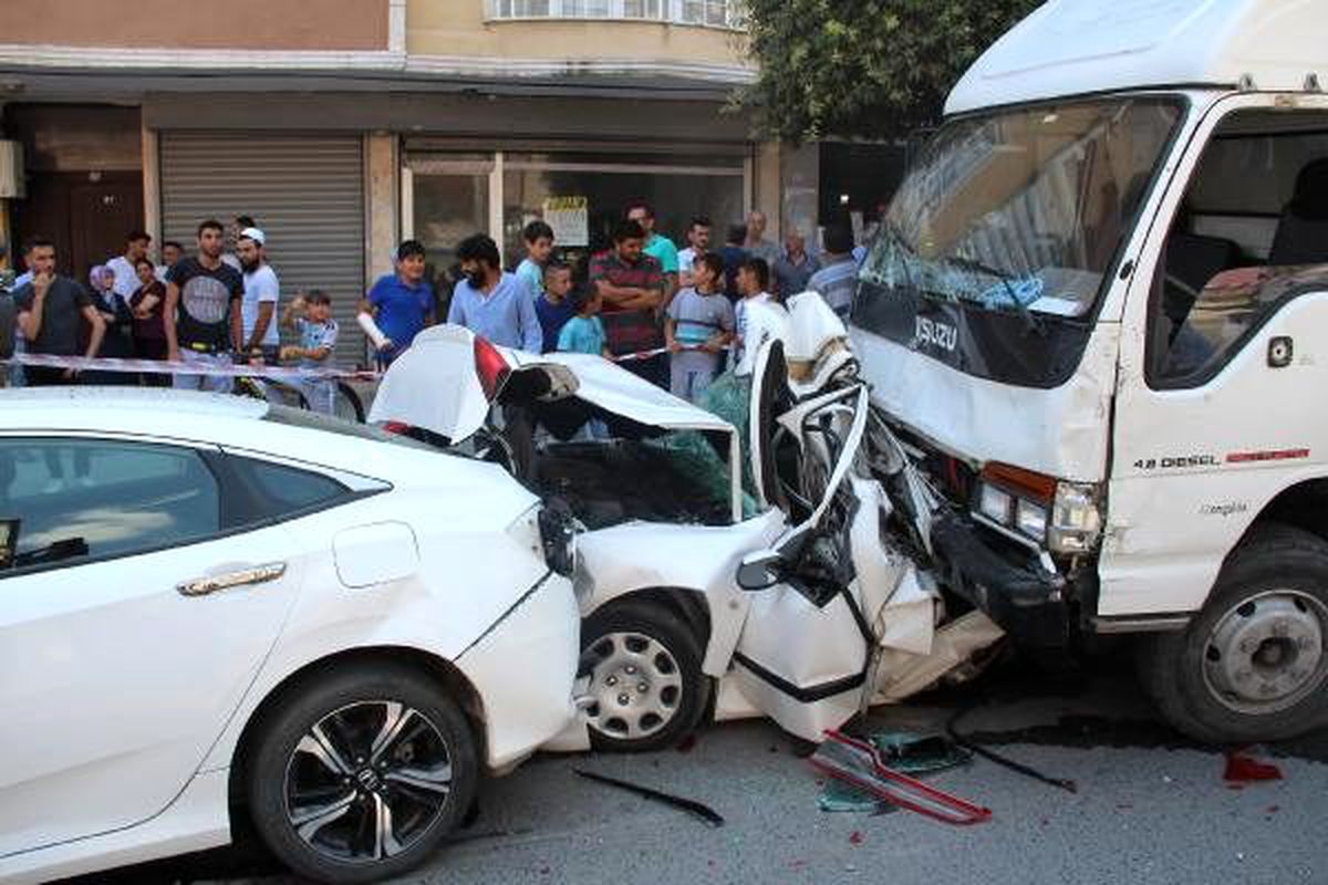 Esenyurt'ta freni patlayan kamyonet, 9 araca çarparak durdu