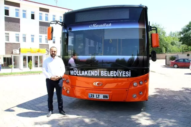 Halk otobüsü şoförü gecikince belediye başkanı direksiyon başına geçti Halk otobüsü şoförü gecikince belediye başkanı direksiyon başına geçti