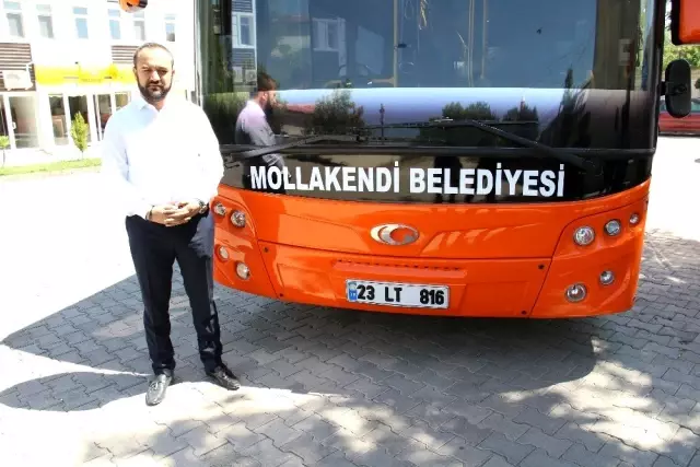 Halk otobüsü şoförü gecikince belediye başkanı direksiyon başına geçti Halk otobüsü şoförü gecikince belediye başkanı direksiyon başına geçti