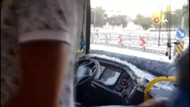 Halk otobüsü şoförü gecikince belediye başkanı direksiyon başına geçti Halk otobüsü şoförü gecikince belediye başkanı direksiyon başına geçti