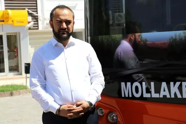 Halk otobüsü şoförü gecikince belediye başkanı direksiyon başına geçti Halk otobüsü şoförü gecikince belediye başkanı direksiyon başına geçti