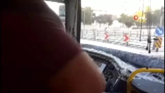 Halk otobüsü şoförü gecikince belediye başkanı direksiyon başına geçti Halk otobüsü şoförü gecikince belediye başkanı direksiyon başına geçti