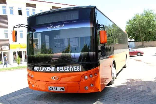 Halk otobüsü şoförü gecikince belediye başkanı direksiyon başına geçti Halk otobüsü şoförü gecikince belediye başkanı direksiyon başına geçti