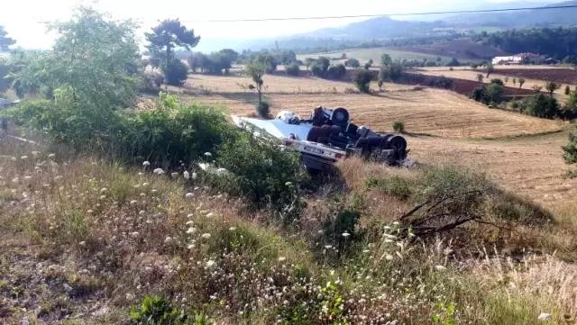 Kastamonu'da sunta yüklü tır tarlaya devrildi