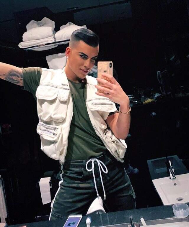 Kerimcan Durmaz, dans videolarıyla olan olan Ebru Polat ve Hadise'yi gazlı içeceğe benzetti