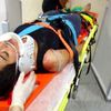 Kesik boğazıyla kanlar içinde balkondan atlayıp komşularından yardım istedi