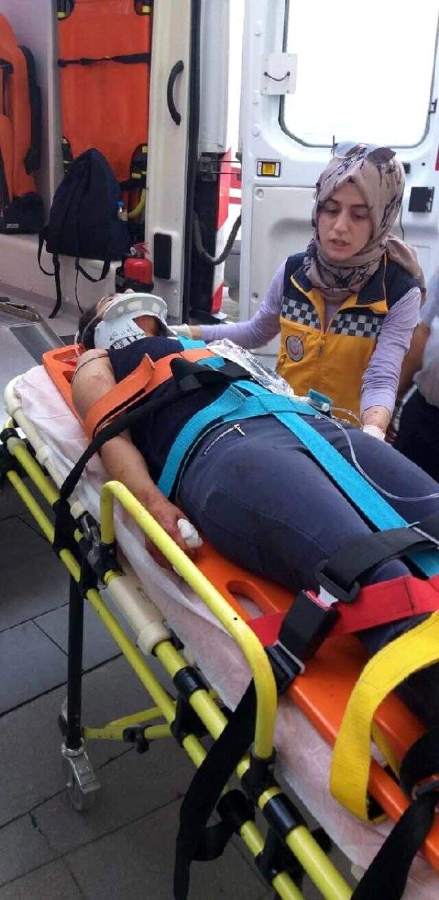 Kocası boğazından bıçakladı, kanlar içinde balkondan atlayıp yardım istedi