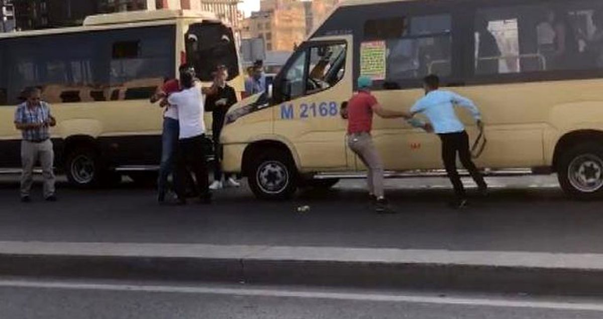Minibüs şoförlerinin kemerli kavgası kameraya yansıdı