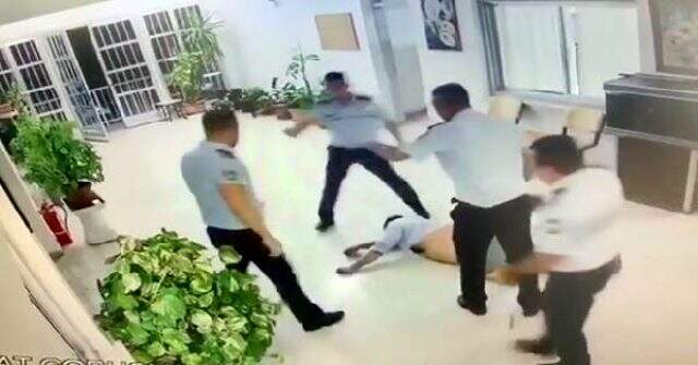 Polis, kolundan sürükleyerek karakola soktuğu turiste dehşeti yaşattı!