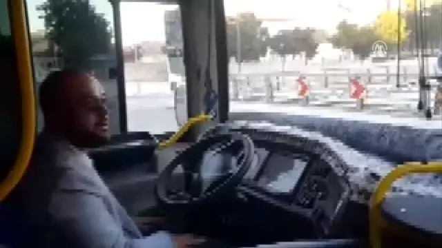 Şoförü geciken otobüsü belediye başkanı kullandı Şoförü geciken otobüsü belediye başkanı kullandı