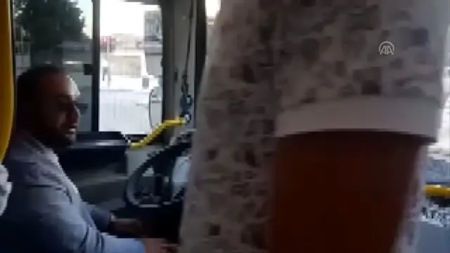 Şoförü geciken otobüsü belediye başkanı kullandı Şoförü geciken otobüsü belediye başkanı kullandı