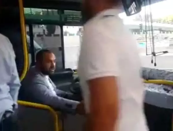 Şoförü gecikince yolcu otobüsünü kullanan belediye başkanını görenler şaşırdı Şoförü gecikince yolcu otobüsünü kullanan belediye başkanını görenler şaşırdı