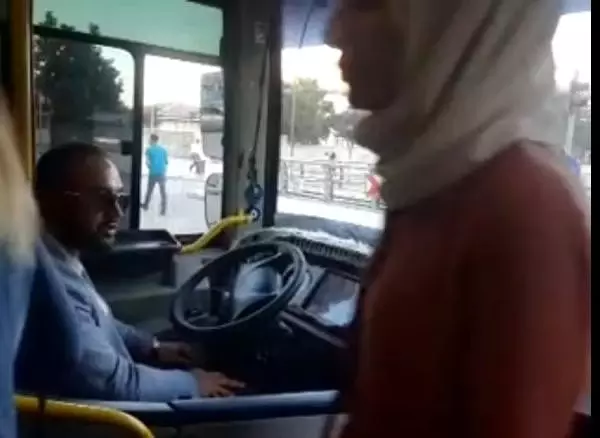 Şoförü gecikince yolcu otobüsünü kullanan belediye başkanını görenler şaşırdı Şoförü gecikince yolcu otobüsünü kullanan belediye başkanını görenler şaşırdı