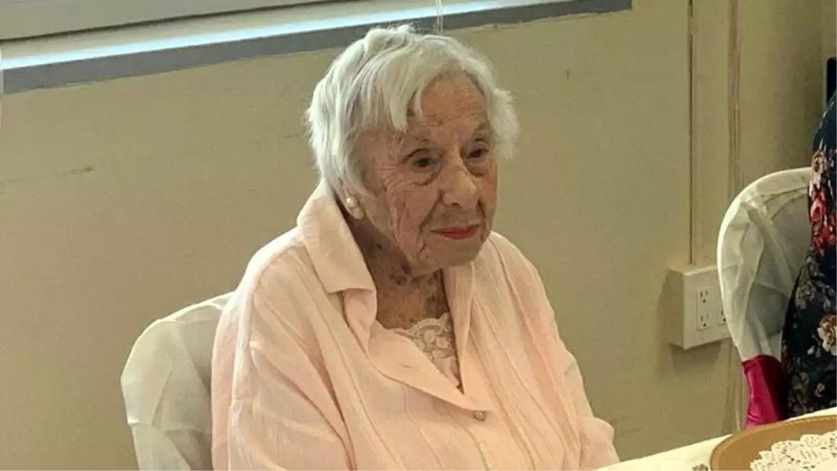 Женщина в доме престарелых. Самый старый подросток. Ей 107 лет. Женщине 107 лет. Ей 107 лет.