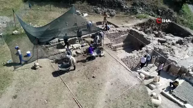 Antik çağın hac merkezindeki kazılarda 1800 yıllık sikke ve kemik tokalar ortaya çıktı. Antik çağın hac merkezindeki kazılarda 1800 yıllık sikke ve kemik tokalar ortaya çıktı.