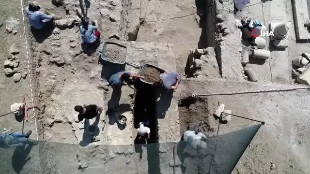 Antik çağın hac merkezindeki kazılarda 1800 yıllık sikke ve kemik tokalar ortaya çıktı. Antik çağın hac merkezindeki kazılarda 1800 yıllık sikke ve kemik tokalar ortaya çıktı.