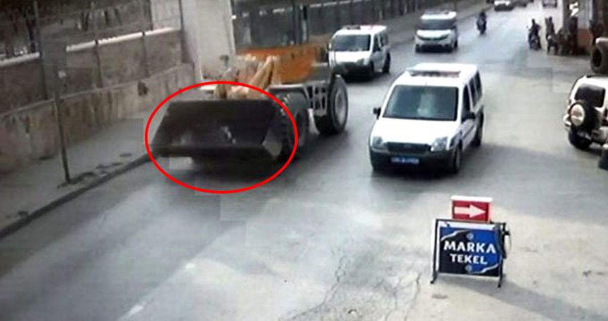 Bir işçi, maaşını alamayınca hem kepçeyi hem polis memurunu kaçırdı