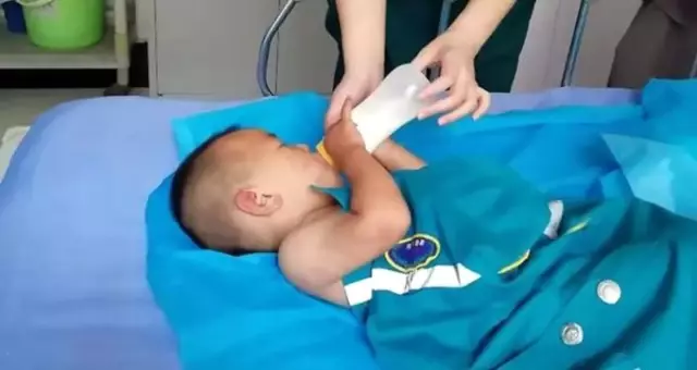 Çinli anne baba, 1 yaşındaki felçli çocuklarını yol kenarına bıraktı