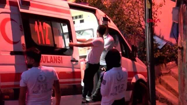 'Devrilmesin' diye askıda kalan ambulansın üzerine çıktılar